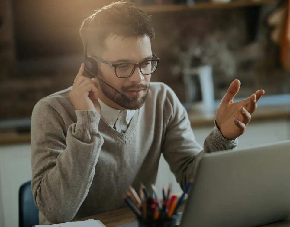 couple-handling-cardboard-boxes